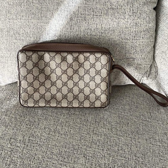 Like new beautiful condition Preloved Gucci wristlet - Picture 4 of 10